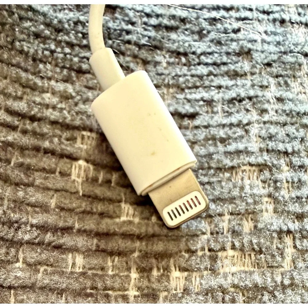 Apple EarPods Lightning Connector *NOT TESTED* Wired Headphones In-Ear